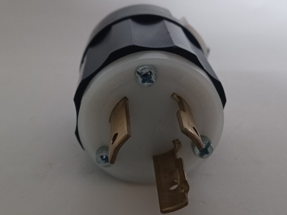 Leviton 2611, 2 Pole 3 Wire Grounding Locking Plug