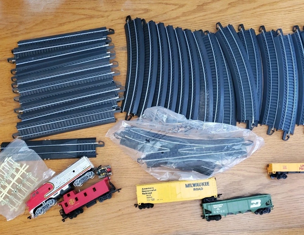 UNTESTED Bachmann Train Cars And 30+ Track