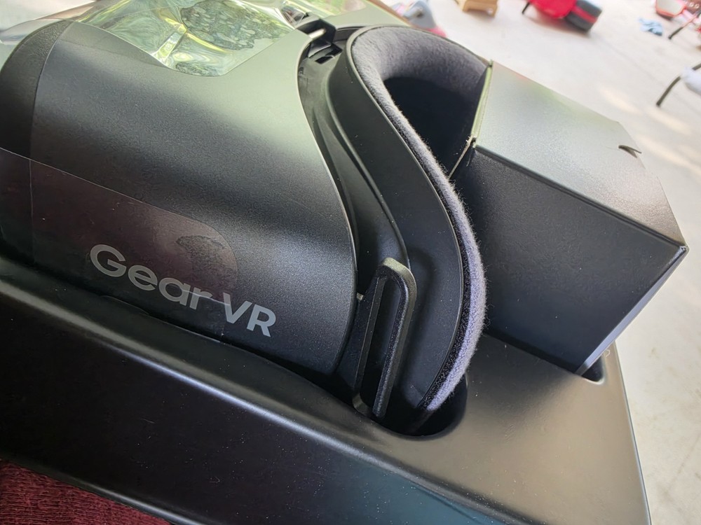 Samsung Gear VR SM-R324 with Controller Compatible with Oculus, Black