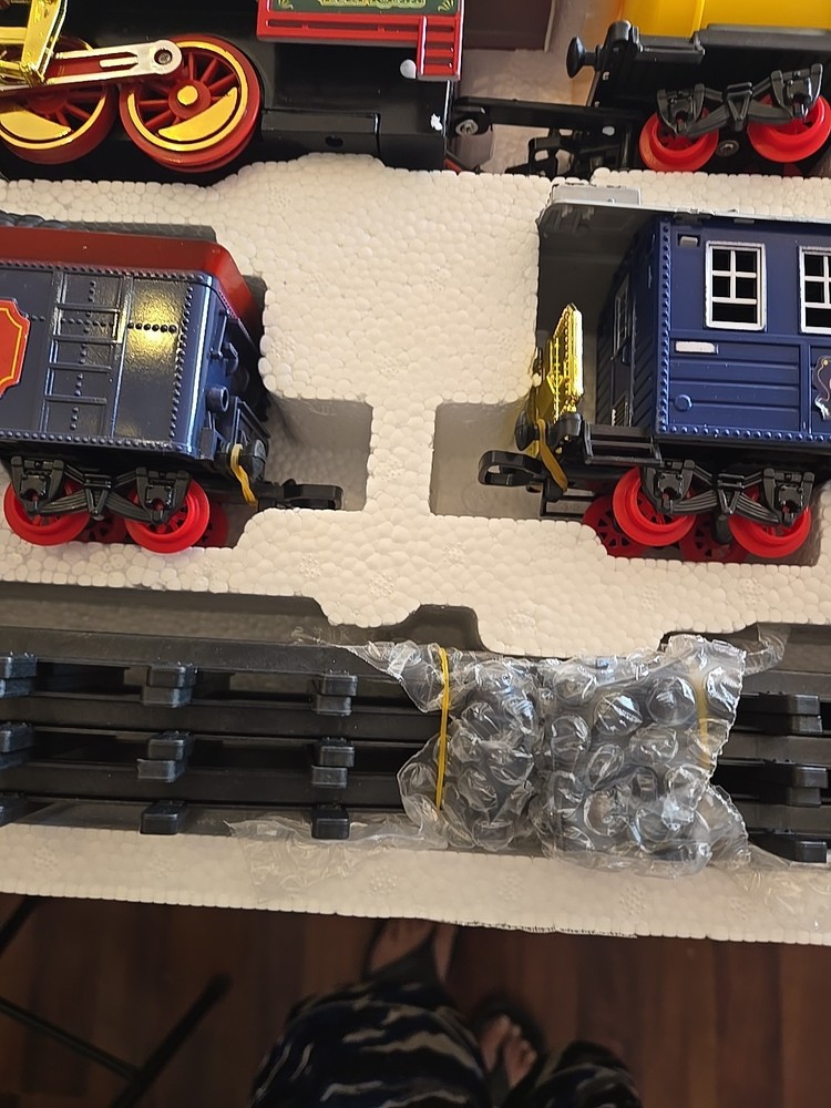 TRADITIONAL EASTERN EXPRESS BATTERY OPERATED MODEL TRAIN & TRACKS SET