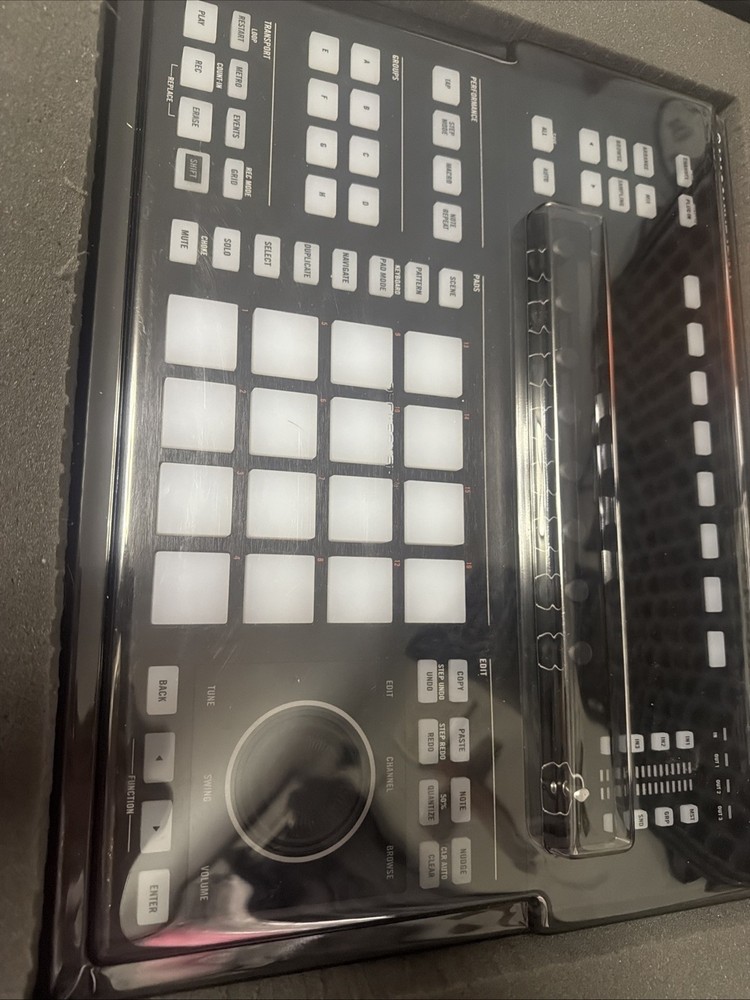Native Instruments Maschine Studio Music Mixer & Software- Hard Case New