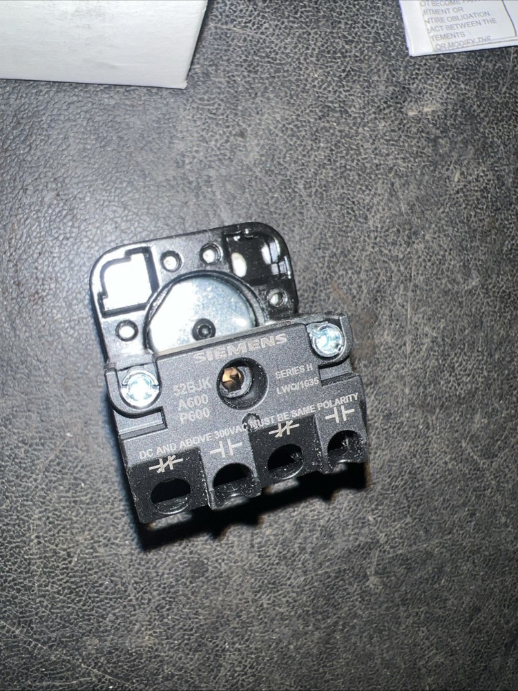 SIEMENS 52PX8A1A Non-Illuminated Push Button,30mm,Epoxy
