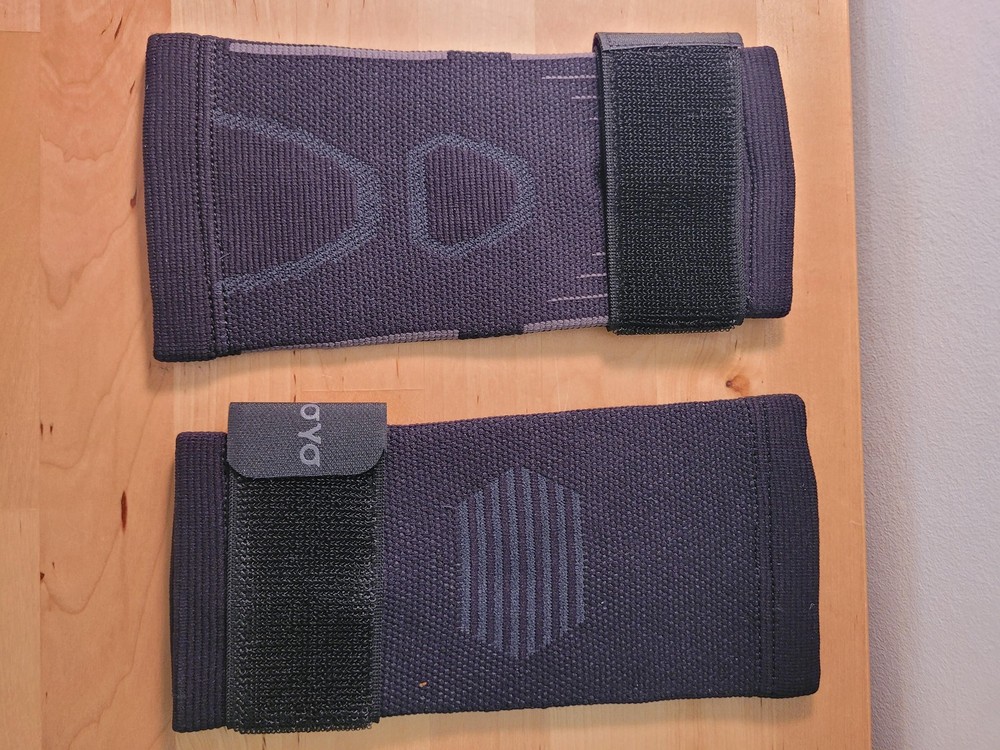 APOYO Elbow Brace Support Pair Small & Medium Compression Adjustable Strap Black