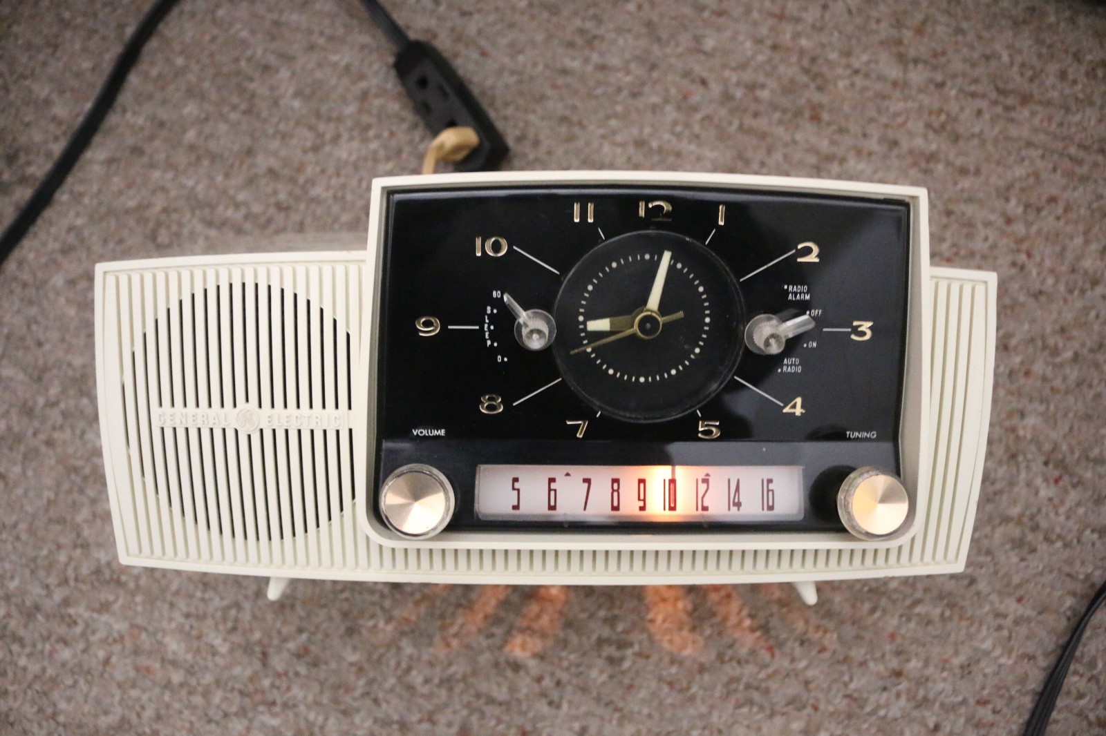 Vintage tube radio G.E. mid century ,ex cond works video