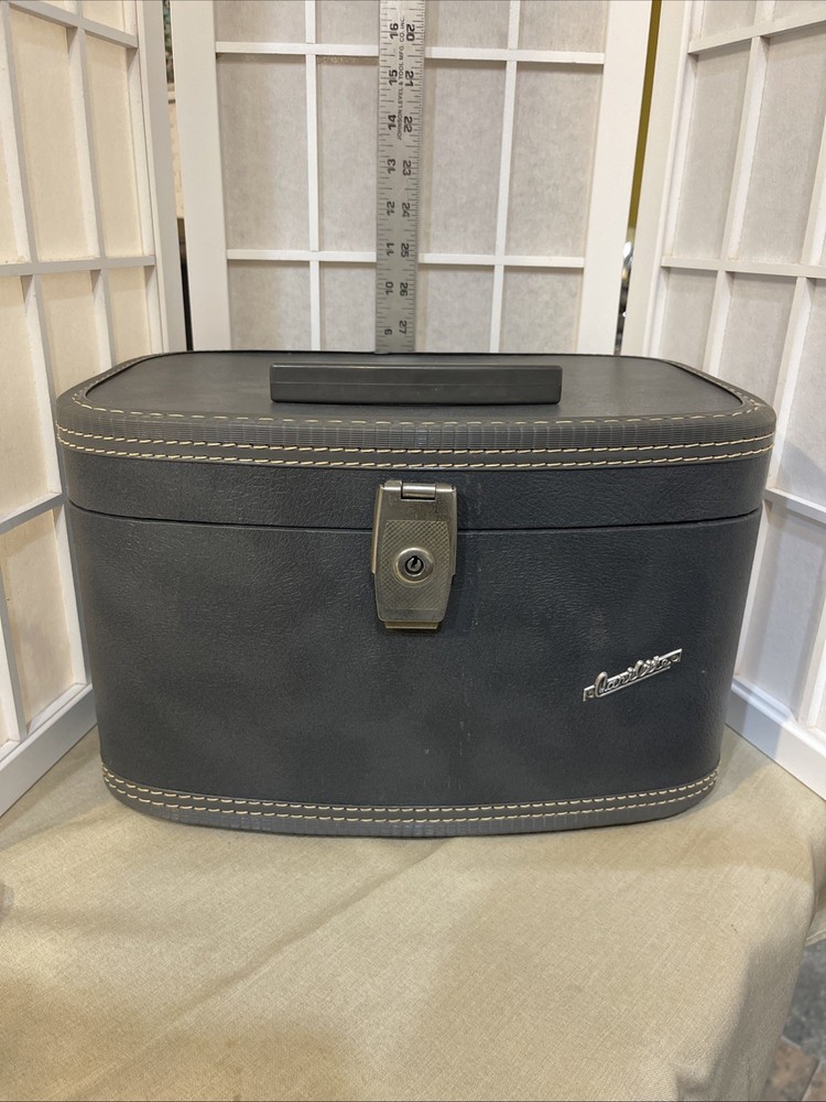 Vintage Carilite Brand Makeup Box.