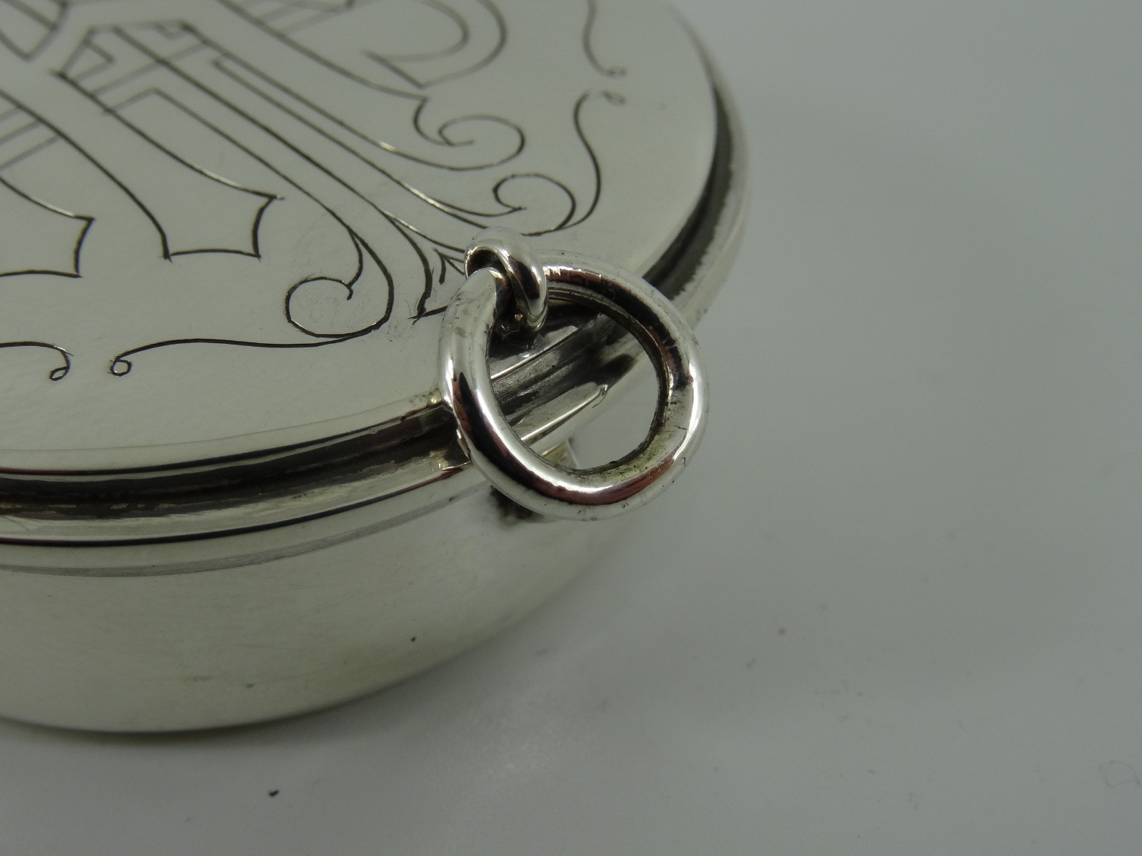 LOVELY EDWARDIAN SOLID STERLING SILVER COMMUNION WAFER BREAD PYX BOX LONDON 1906