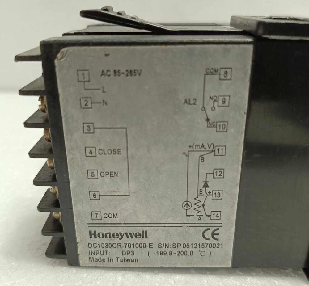 Honeywell DC1030CR-701000-E Temperature Controller