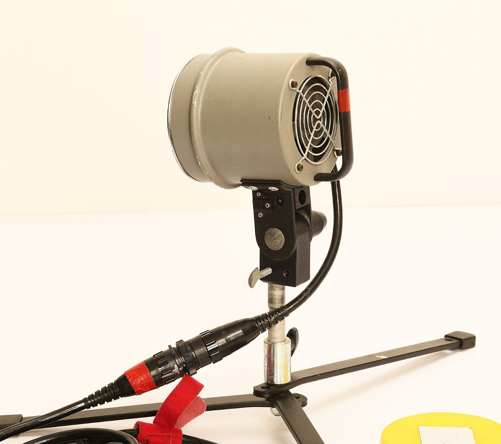 DYNALIGHT 2040 2000 Watt Strobe Head, 16 ' Cord. TESTED!! WORKING!!