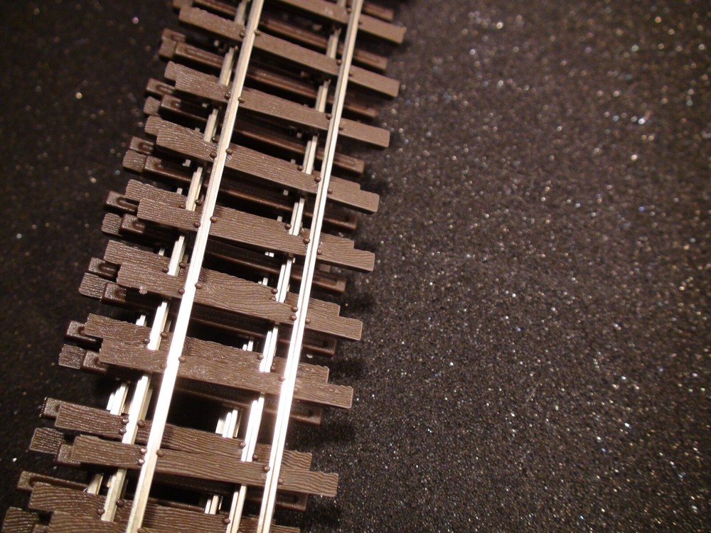 ON30 Micro-Engineering #10-138 ON30 SCALE Code 83 Flex Track NON WEATHERED
