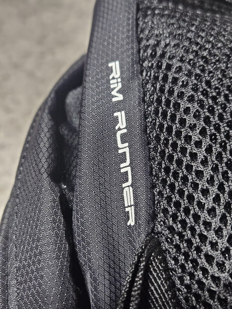 CamelBak Rim Runner 22 Hydration Pack 2.5L Zip Black Hiking Backpack EUC