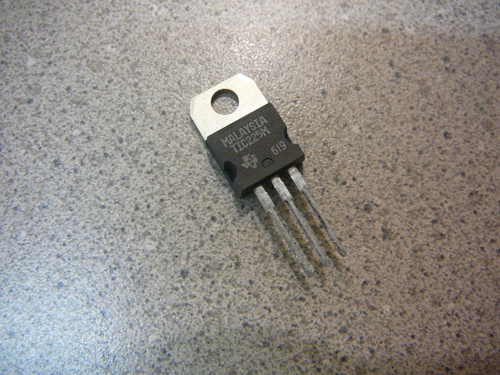 TI  Sensitive Gate Triac 600V 8A TO-220 **NEW** 5/PKG