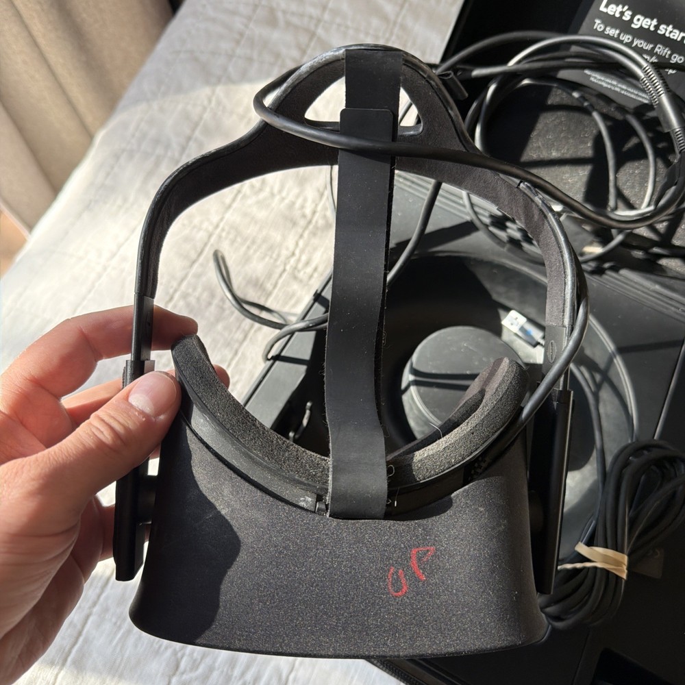 Original Oculus Quest 1 Rift With Box