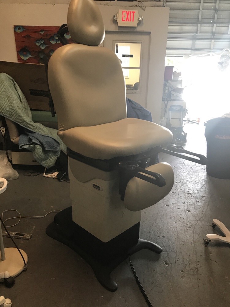 Midmark 630 Procedure Exam Table With Foot & Hand Control Derm/ Surgeon