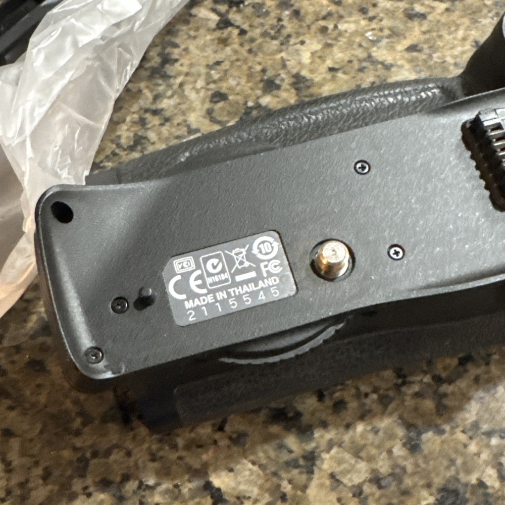 Nikon MB-D10 Multi Power Battery Pack W Holders & Case. USED
