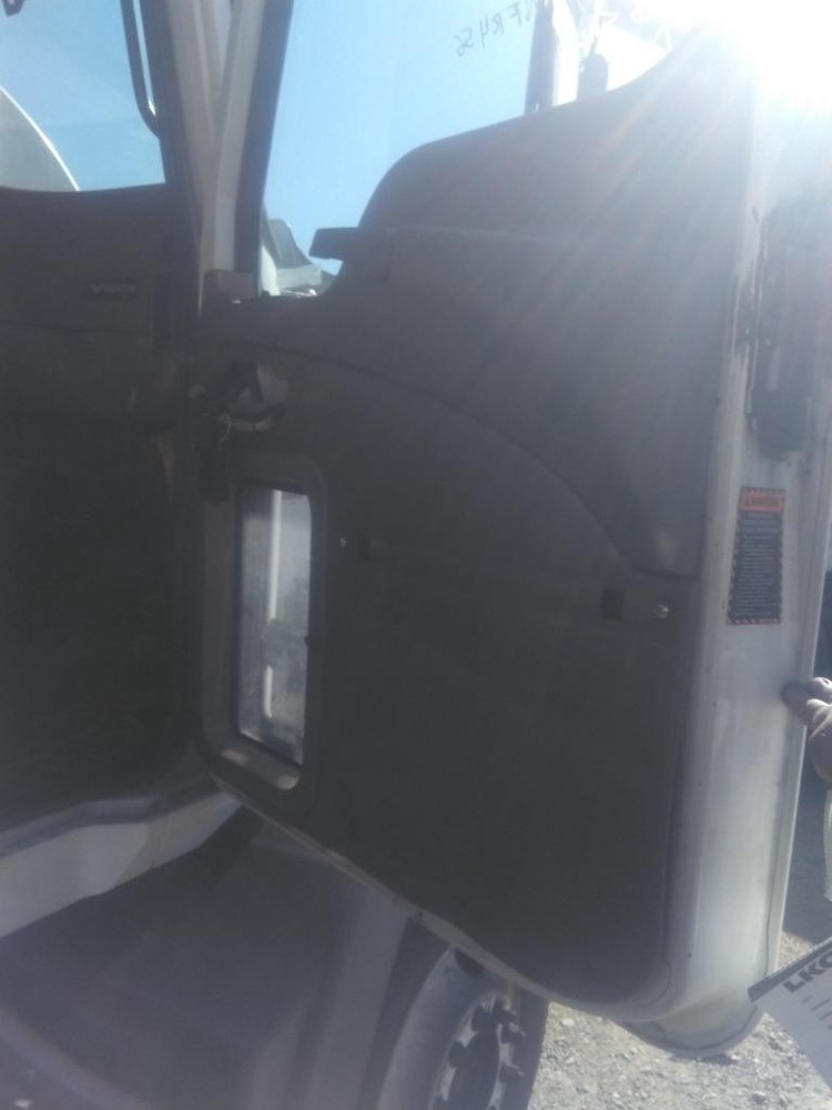 For 2005 MACK CX 2004-2005 DOOR ASSEMBLY Right , GA