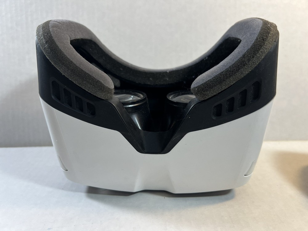 Zeiss VR One Plus virtual reality headset Missing Strap, Perfect Condition