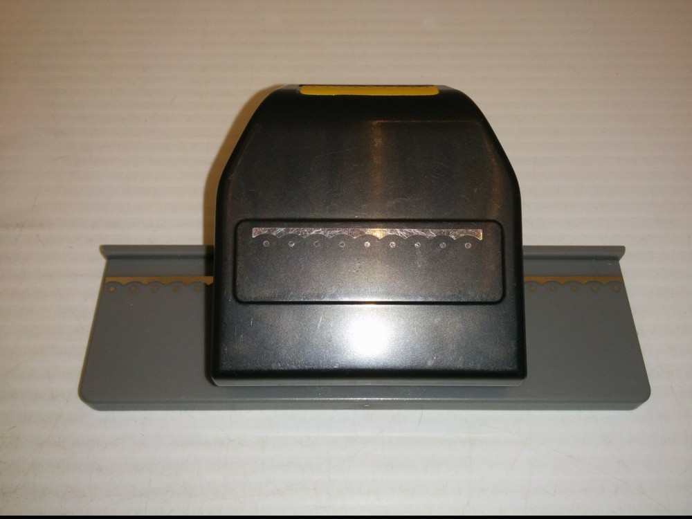 EK TOOLS SCALLOPED EDGE BORDER PAPER PUNCH