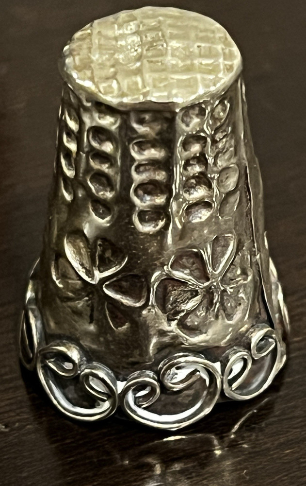 ANTIQUE STAMPED STERLING SILVER THIMBLE SEWING TOOL (15D)