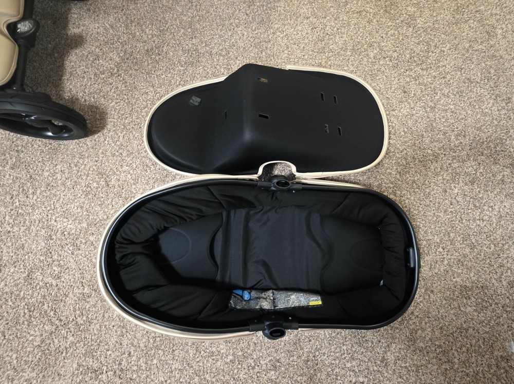 Mima Xari 4G Stroller with Basinet and Seat