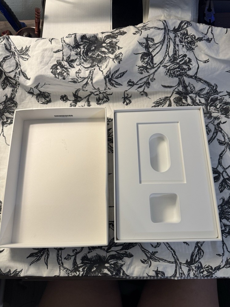 Apple iPad Air White BOX ONLY 32GB Model MD789LL/B