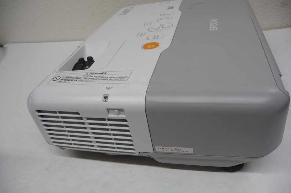 EPSON H565A Projector.with Remote & Power Cord * For Part As IS *