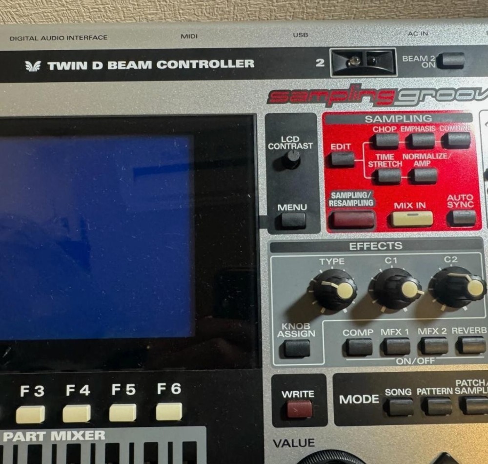 Roland MC-909 rhythm machine with adapter