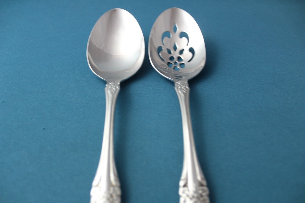 Oneida RAPHAEL Serving (2pc Set) Tablespoon Pierced Distinction Deluxe 8 3/8"