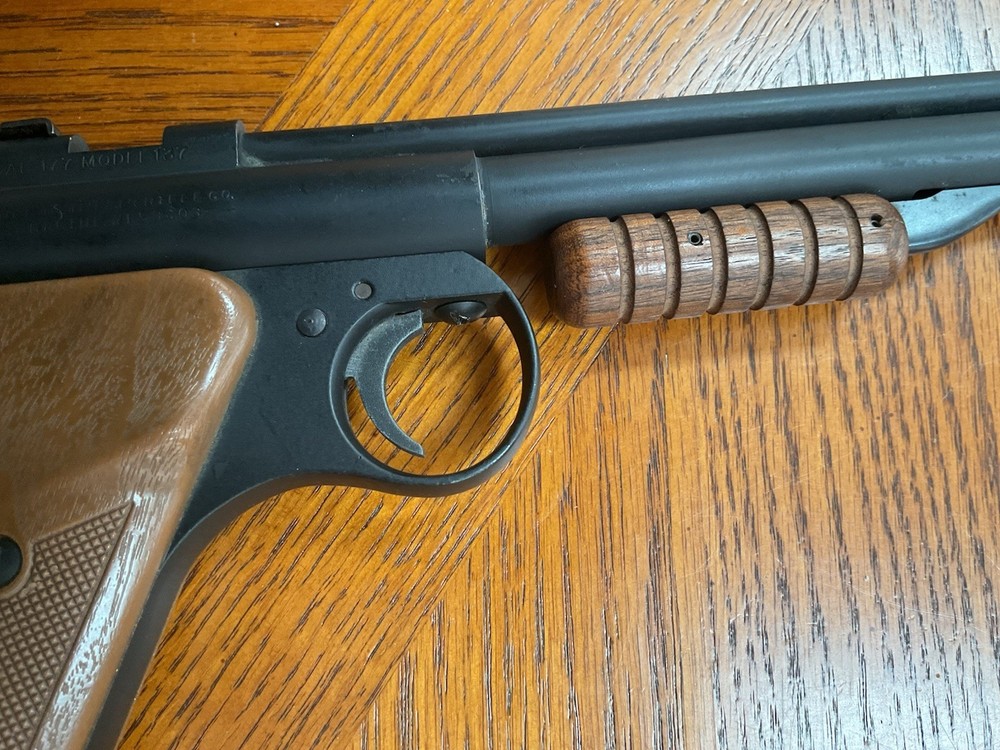 BENJAMIN 137 AIR PISTOL