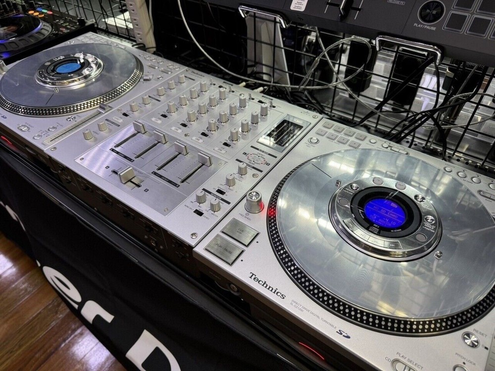 Technics SL-DZ1200  Direct Drive Turntable Working Inside A Full Sized Road Case