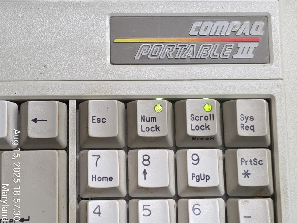 Vintage COMPAQ Portable III Computer Model: 2660 - Powers ON