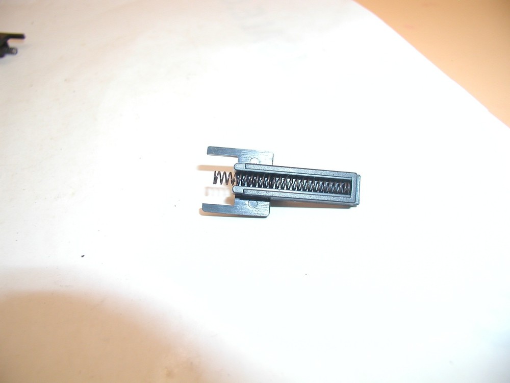 Daisy 93, 693 - Feeder Clip Latch w/ Spring