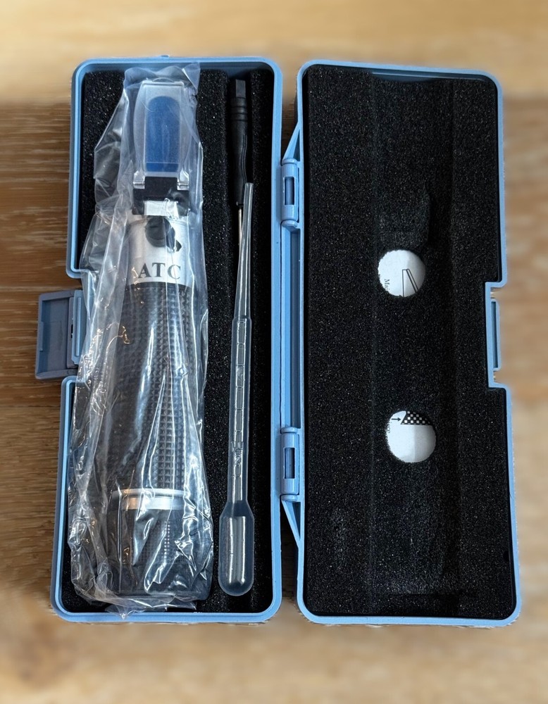 Handheld Refractometer (Includes Pipette, Screwdriver, Cleaning Cloth, Case)