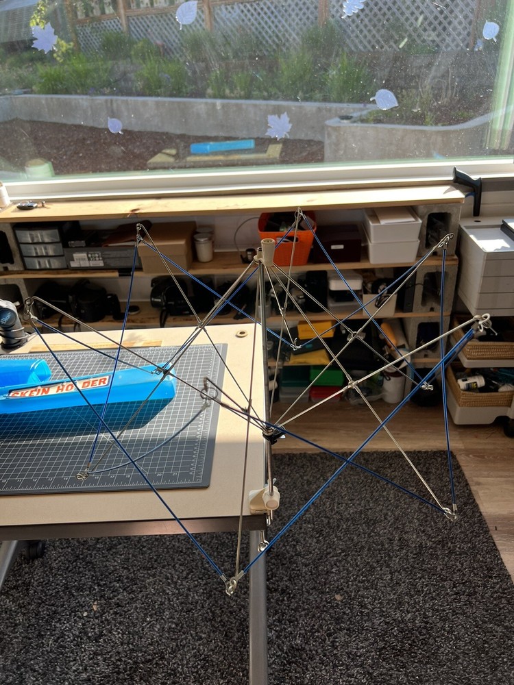 SKEIN HOLDER w/ CASE