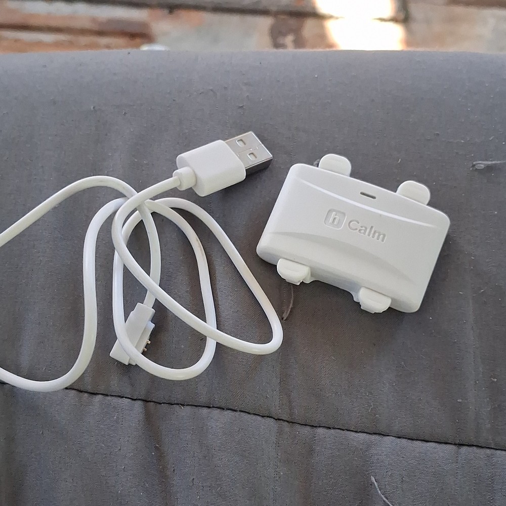 hCalm Pet Tracker Tag White with USB Charging Cable