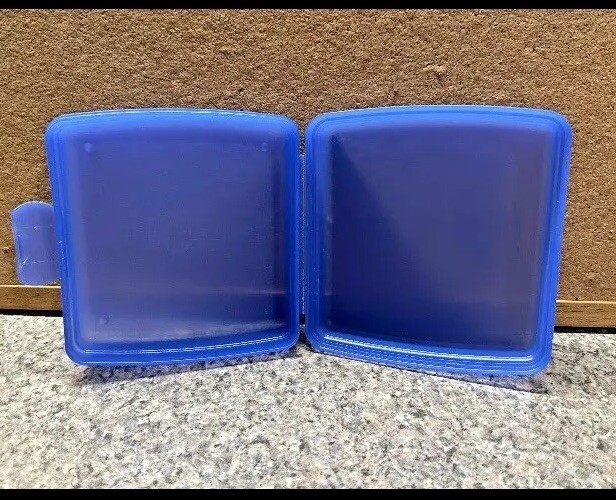 TUPPERWARE SANDWICH KEEPER SQUARE HINGED LOCK CLAMSHELL CONTAINER BLUE 3752 VGC