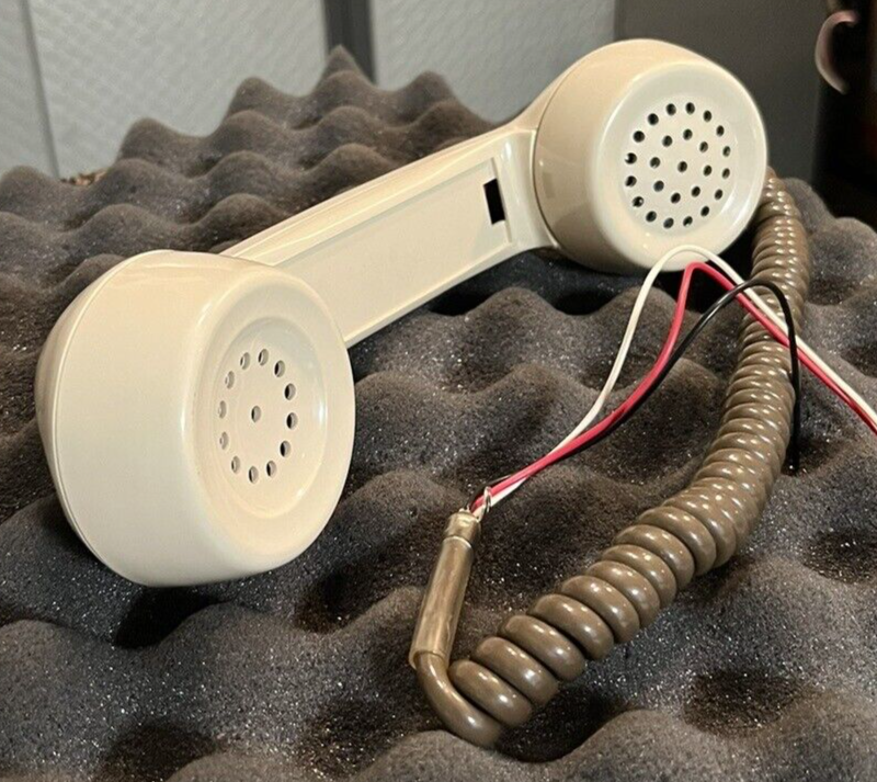 (1) AIPHONE MODEL NCH-1 NOISE CANCELLING HANDSET. NOS/NIB.