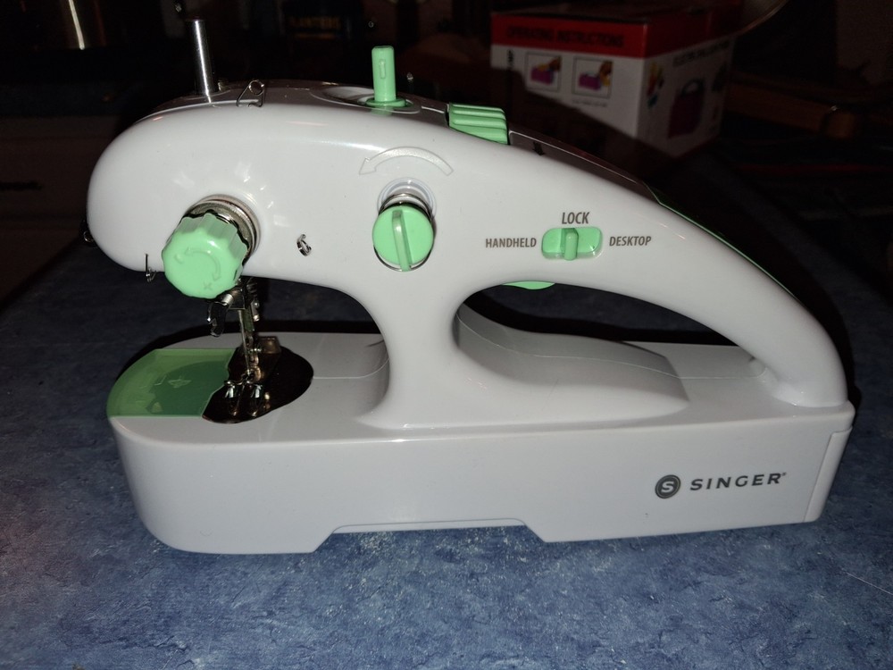 SINGER Stitch Quick Plus Cordless Handheld Portable Mending Machine Working