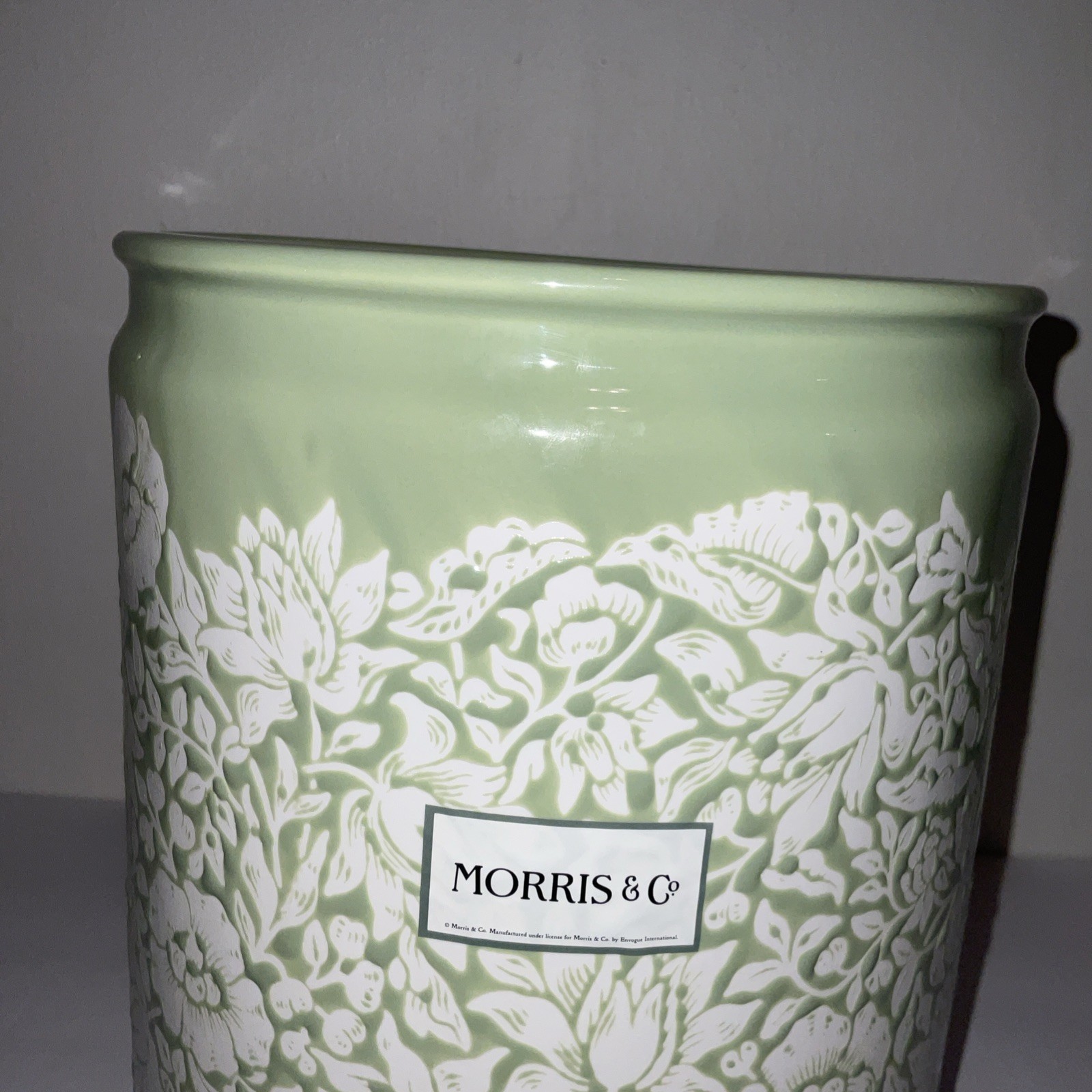 MORRIS & Co. GREEN WHITE ETCHED FLORAL 10x8 EVERTED RIM CERAMIC WASTEBASKET NWT