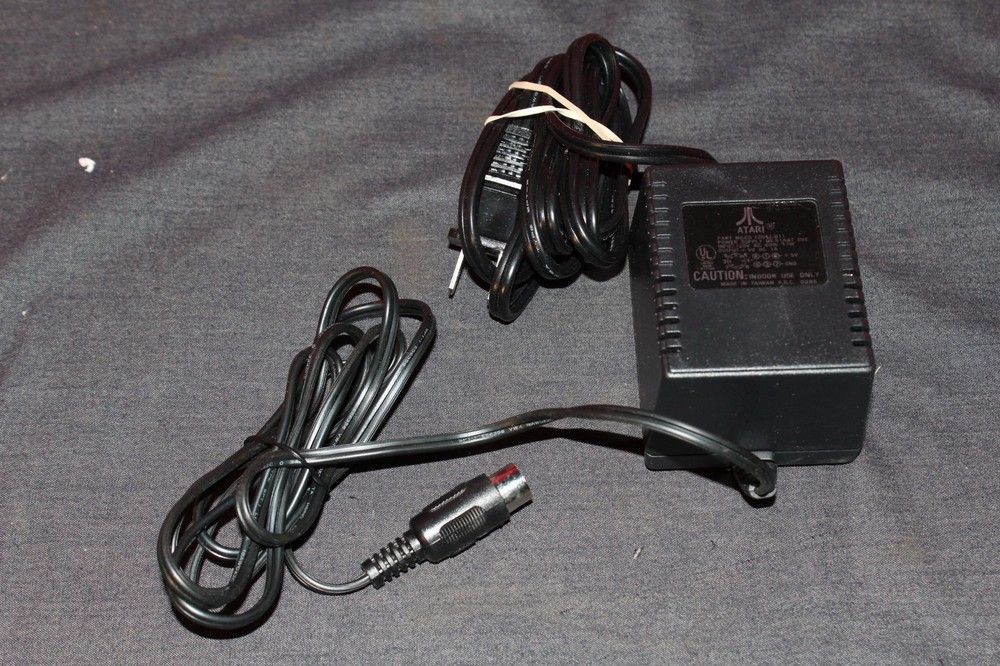 Atari 65XE Personal Computer Tested Working w/ Games and Cables AO4077664