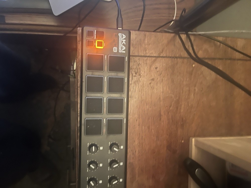 AKAI Pro LPD8 Portable Drum Pads & Controller