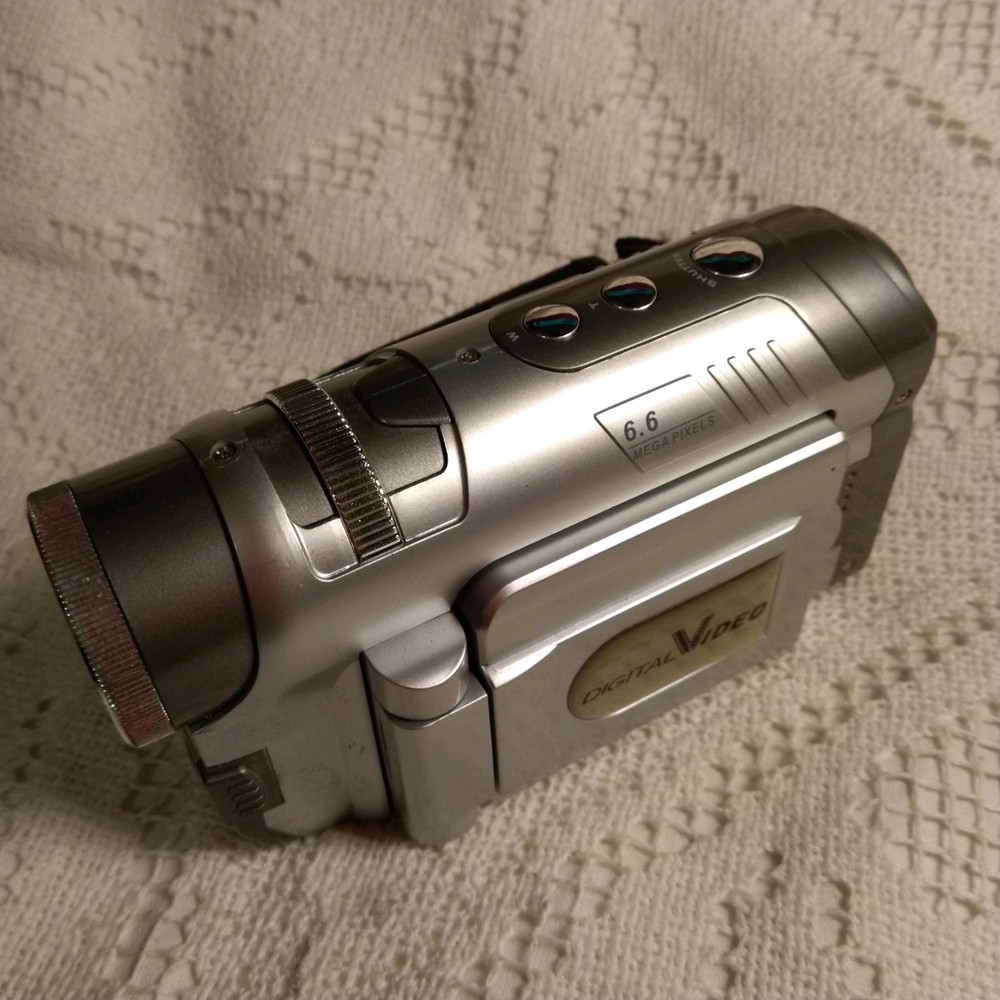 DIGITAL VIDEO 6.6 MEGA PIXEL CAMERA  & CASE WIRES BOOKLET CD UNTESTED CLEAN