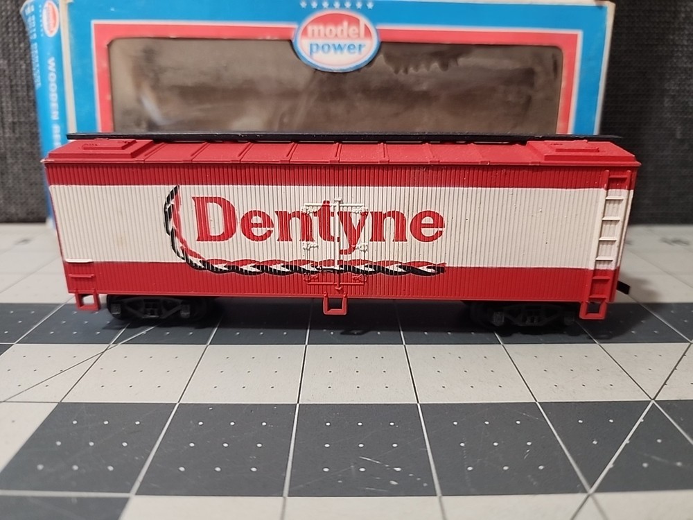 HO Model Power 9016 Dentyne Gum Reefer READ