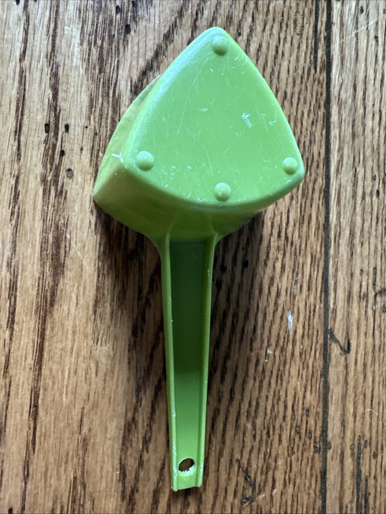 VTG Avocado Green Triangle Triangular 1/3 Cup 2 2/3 Oz Measuring Scoop Plastic