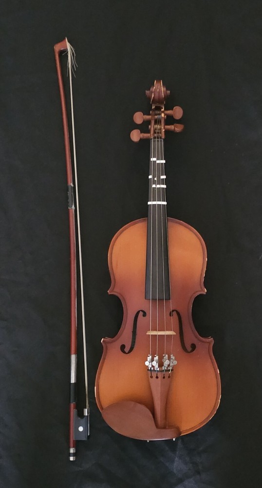UNBRANDED 1/4 SIZED VIOLIN WITH CASE & BOW