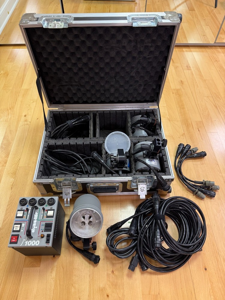 Dynalite M1000 Professional Flash System with Case & 4 Flash heads w/cables