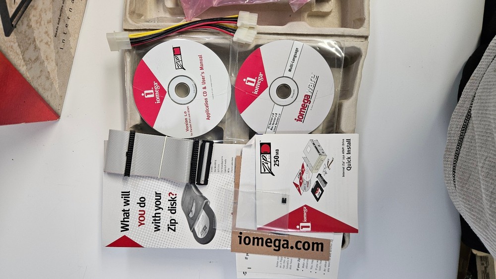 Iomega Zip 250MB Internal ATAPI IDE Drive Kit Complete in Box, PC/Mac Compatible