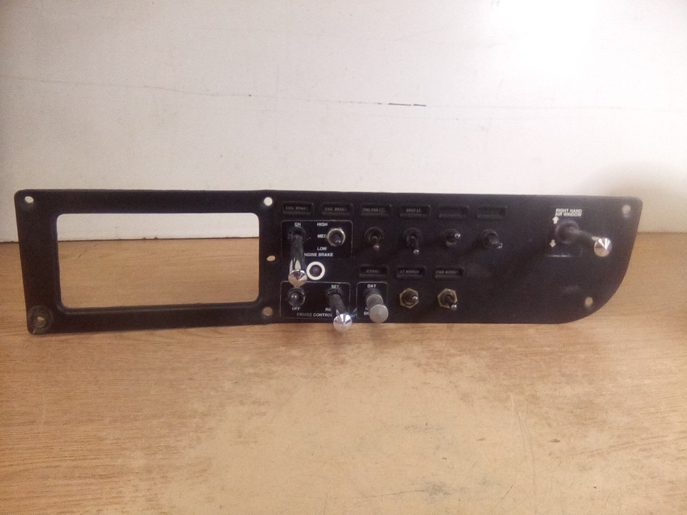 Peterbilt 387 17-04241-2E00 Dash Switch Panel