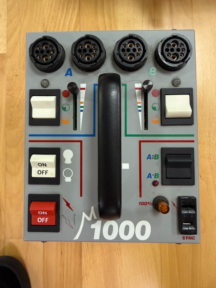 Dynalite M1000 Professional Flash System with Case & 4 Flash heads w/cables