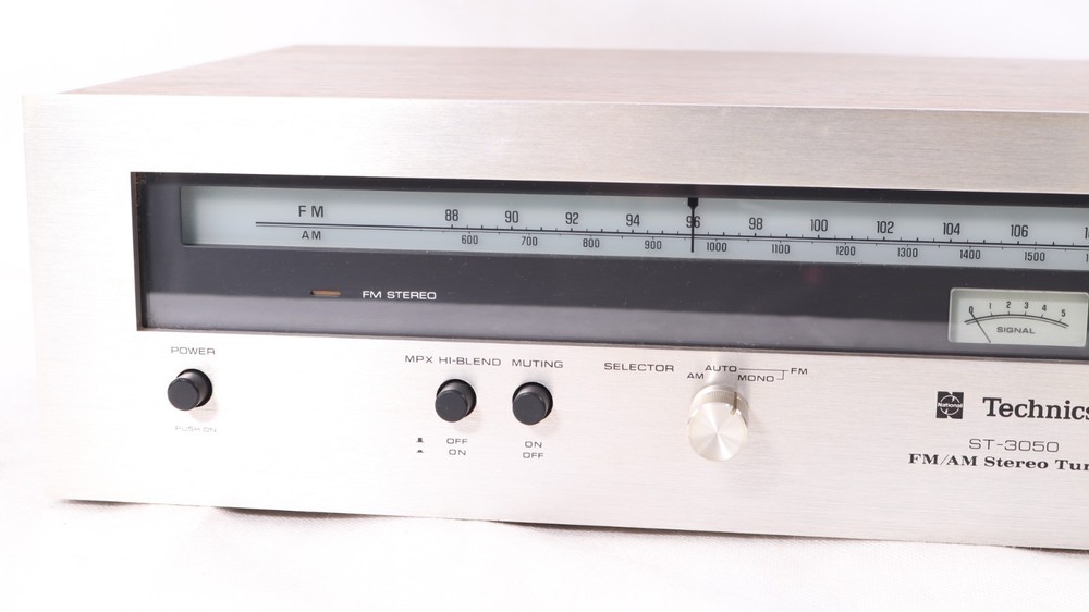 Vintage Technics ST-3050 FM/AM Tuner.