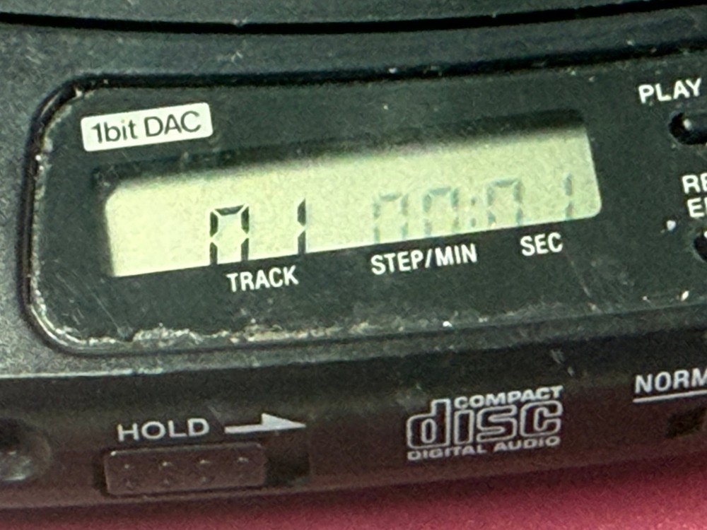 Sony Discman D-121 Portable CD Player Megabass 1bit DAC 10 Playback Modes